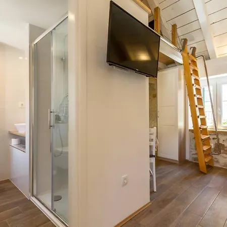 Romantic In Center Split