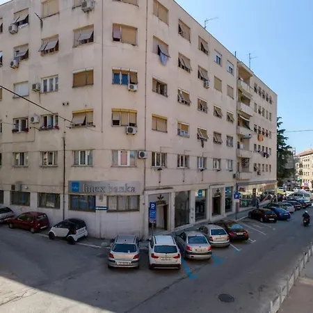 Romantic In Center *