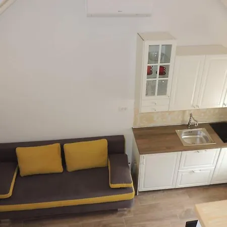 Romantic In Center * Split