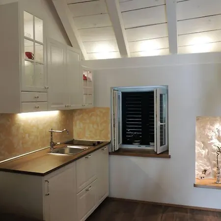 Romantic In Center * Split