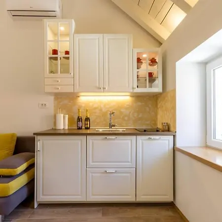 Romantic In Center * Split