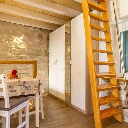 Romantic In Center Split